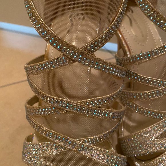 *NEW & NEVER WORN* Silver & Gold Heels - Picture 2 of 6
